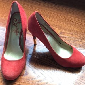 Coral suede pump 3” heel with gold trim round toe